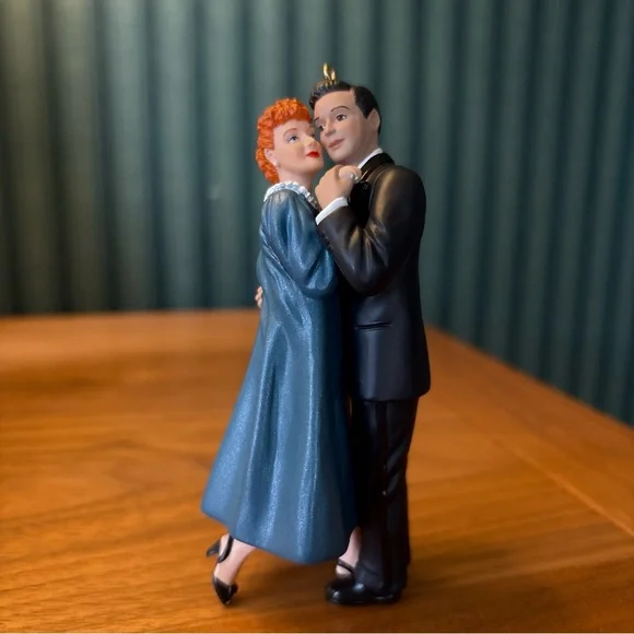 Hallmark Ornament 2000 Lucy Is Enceinte I Love Lucy EUC - Picture 3 of 7